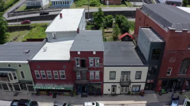 Bu çarpıcı hava manzarası, güzel Appalachian dağlarının zeminine kurulmuş Thomas, Batı Virginia sokaklarını kaplayan antika dükkanları yakalıyor..