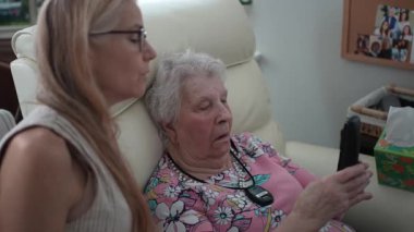 Yaşlı bir anne, huzurevine yaptığı ziyarette telefonu nasıl kullanacağını öğrenmek için kızından yardım alır..