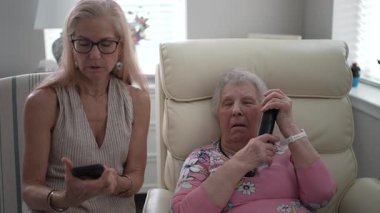 Bir kız, yaşlı annesine huzurevinde telefon etmede rehberlik eder ve ziyaretleri sırasında öğrenme ve iletişim kurma konularını vurgular..
