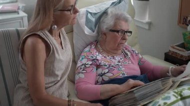 Bir huzurevinde, bir kız ve yaşlı annesi bir fotoğraf albümünü incelerken gülümserler, birlikte geçirdikleri güzel anıları anarlar..