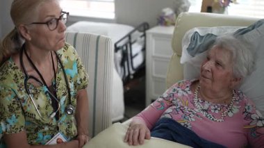 Bir hemşire, yaşlı bir kadınla yakınlaşır. Yaşlılar yurdunda keyifli bir sohbet ederken hayati organlarını kontrol eder. Sıcaklık ve yardımı teşvik eder..