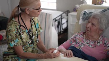 Yaşlı bir kadın, huzurevinde hayati organlarını kontrol eden bir hemşireden hoş bir ziyaret alır..