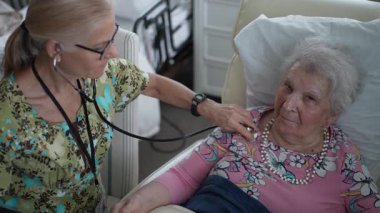 Yaşlı bir kadın, güler yüzlü bir hemşireden sağlık çeki alır. Huzurlu bir yaşam tesisinde hayati belirtileri izlerken hoş sohbetler ederler..