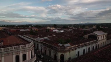 Manzara Granada 'nın büyüleyici çatılarını yakalıyor. Canlı bir günbatımı şehre sıcak bir ışık saçıyor. Mombacho yanardağı ise görkemli bir şekilde yakınımızda..