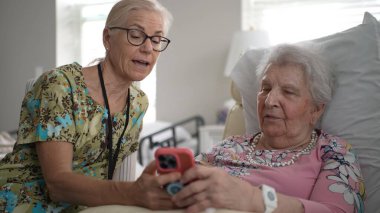 Hemşire, yaşlı bir kadınla huzurevinde iletişim kurar. Düşünceli bir ziyaret sırasında telefonla bilgi ve anılarını paylaşır..