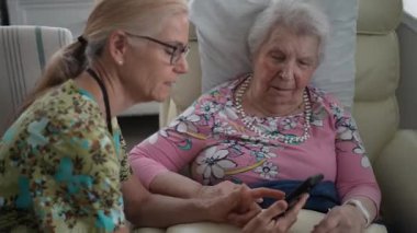 Bir hemşire yaşlı bir kadının yanında oturuyor ve onu akıllı bir telefonla meşgul ediyor. Huzurevine gittiklerinde anılarını ve bilgilerini paylaşıyorlar..