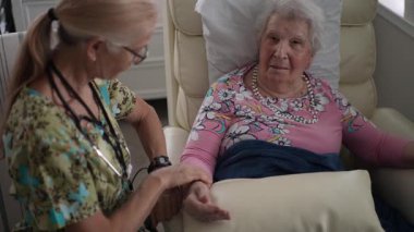 Keyifli bir hemşire, yaşlı bir kadınla yakınlaşır. Huzurlu bir huzurevinde hayati organlarını kontrol ederken. Konuşmalarında arkadaşlık ve özen vurgulanıyor..