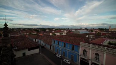 Granada, çarpıcı bir günbatımının altında büyüleyici çatılarını sergiliyor. Önde gelen bir kilisenin silueti, canlı Orta Amerika şehir manzarasına karakter katıyor..