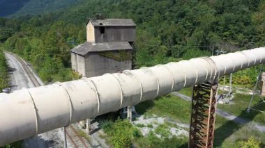 Hava indirme sonucunda terk edilmiş kömür kulesi ve Whitesville, Batı Virginia 'daki yeni kömür çamur boru hattı ortaya çıktı..