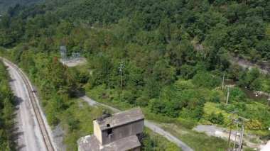 Hava indirme sonucunda terk edilmiş kömür kulesi ve Whitesville, Batı Virginia 'daki yeni kömür çamur boru hattı ortaya çıktı..