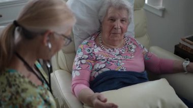 Dost canlısı bir hemşire huzurevindeki yaşlı bir kadının hayati organlarını kontrol eder. Hem gülüşlerini paylaşır, hem de sağlıklı yaşam deneyimini geliştiren bir konuşma yapar..