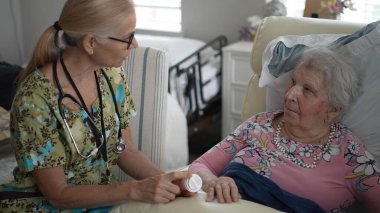 Hemşire, yaşlı bir kadının, huzur evinde arkadaşça sohbet ederken hayati organlarını kontrol ederken hoş bir etkileşim gerçekleşir..