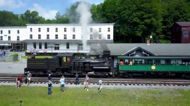 Cass Manzaralı Demiryolu Motoru 'nun yan tarafına bakan hava kamerası düdüğü çalıp hızla yaklaşıyor ve duruyor..
