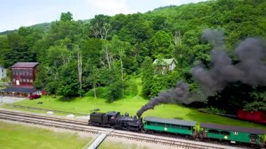 Cass Olay Yeri İnceleme Treni 'ni izleyen hava kamerası birkaç turist aracını geri çekerek yolcuların durduğu istasyona doğru ilerliyor..