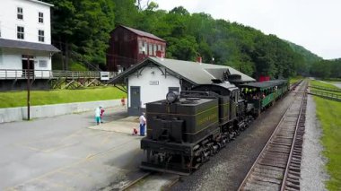 Hava kamerası hızla yükseliyor ve Cass Manzaralı Tren ve İstasyonu 'nun tamamını göstermek için aşağı iniyor..