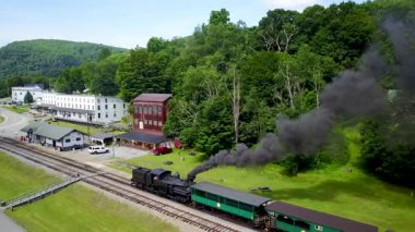Cass Olay Yeri İnceleme Treni 'ni izleyen hava kamerası birkaç turist aracını geri çekerek yolcuların durduğu istasyona doğru ilerliyor..