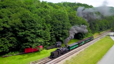 Cass Olay Yeri İnceleme Treni 'ni izleyen hava kamerası birkaç turist aracını geri çekerek yolcuların durduğu istasyona doğru ilerliyor..