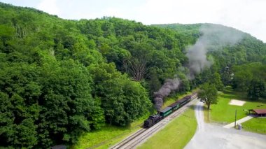 Cass Olay Yeri İnceleme Treni 'ni izleyen hava kamerası birkaç turist aracını geri çekerek yolcuların durduğu istasyona doğru ilerliyor..