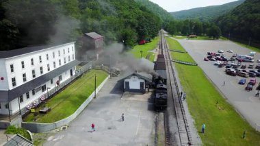 Cass Manzaralı Tren İstasyonu 'nun hava manzarası duman yığınından siyah dumanlar yükseliyor..