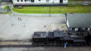 Cass Manzaralı Tren Treni 'ne bakıyorum. Batı Virginia' daki Cass State Park İstasyonunda turistlerle dolu..