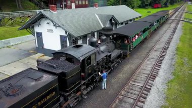 Tren mühendisinin Batı Virginia 'daki Cass Manzaralı Tren Parkı' ndaki buharlı trenin şanzımanını yağlama görüntüsü..