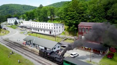 Cass Olay Yeri İnceleme Treni 'ni izleyen hava kamerası birkaç turist aracını geri çekerek yolcuların durduğu istasyona doğru ilerliyor..