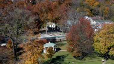 Hava aracı Berkeley Springs Eyalet Parkı 'ndan geçerek Roma hamamlarını, çardaklarını ve sonbahar renklerini gösteriyor..