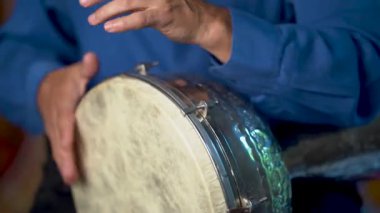 Metal Türk dahollasında Arapça arka planda hızlı davul ritmi çalmaya yakın.