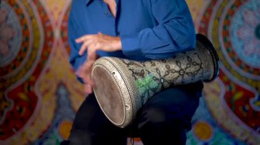 Doumbek 'in ritminin Arap arkaplanlı yavaş ritminde yavaş çalma görüntüsü.