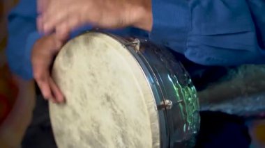 Metal Türk dahollasında Arapça arka planda yavaş davul çalan eller.