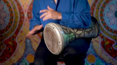 Doumbek davul ritminin Arap arkaplanlı yavaş ritmi üzerine geniş açı.