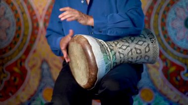 Balık derisi kafalı, balçık tamponunda ritim çalma geniş açı.