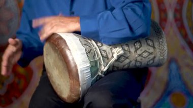 Balık derisi kafasıyla balçık tamponunda hızlı ritim çalıyor..