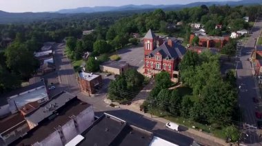 Batı Virginia 'da Fayetteville ilçe merkezine doğru ilerleyen hava manzarası New River Vadisi' ni ve ötesindeki dağları gösteriyor..