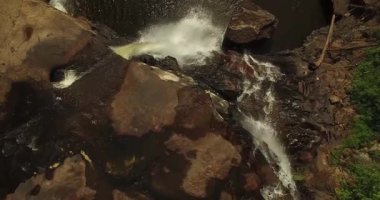 Blackwater Şelaleleri 'nin nefes kesici hava perspektifi Davis, Batı Virginia' daki alanı saran çarpıcı şelaleler ve yemyeşil alanları gözler önüne seriyor..