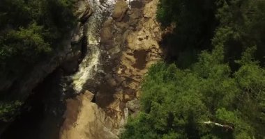 Blackwater Şelaleleri 'nin nefes kesici hava perspektifi Davis, Batı Virginia' daki alanı saran çarpıcı şelaleler ve yemyeşil alanları gözler önüne seriyor..