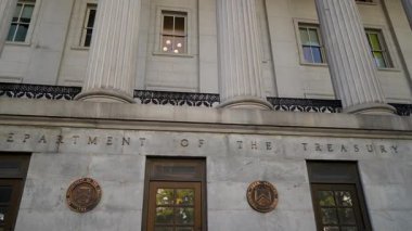 Geniş açı Washington 'daki Beyaz Saray' ın yanındaki ABD Hazine Bakanlığı 'na doğru ilerliyor..