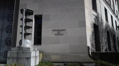 Washington, DC 'deki bina girişindeki tabelayla Adalet Bakanlığı' nın girişine yaklaş..