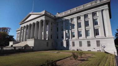 Geniş açı Washington 'daki Beyaz Saray' ın yanındaki ABD Hazine Bakanlığı 'na doğru ilerliyor..