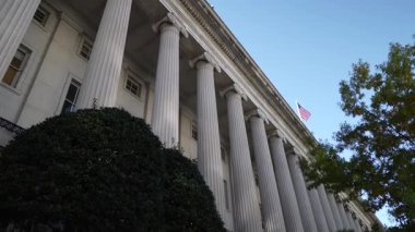 Geniş açı Washington 'daki Beyaz Saray' ın yanındaki ABD Hazine Bakanlığı 'na doğru ilerliyor..