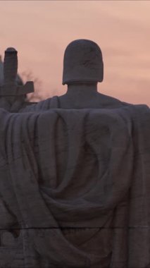 ABD Anayasa Mahkemesi Binası 'ndan ABD Kongre Binası' na bakan Adalet Otoritesi 'nin arkasına doğru ilerleyen dikey video görüntüsü.