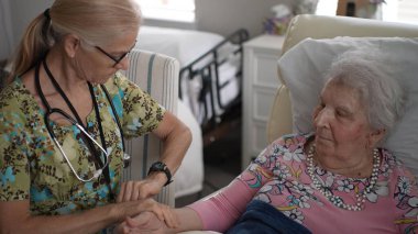 Hemşire, yaşlı bir kadının hayati organlarını kontrol ederek ona kişisel yardımda bulunuyor. Yaşlılar için bir huzurevinde sohbet ediyorlar. Arkadaşlığı teşvik ediyorlar..