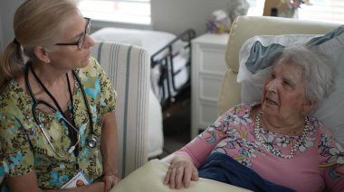 Bir hemşire, yaşlı bir kadınla yakınlaşır. Yaşlılar yurdunda keyifli bir sohbet ederken hayati organlarını kontrol eder. Sıcaklık ve yardımı teşvik eder..