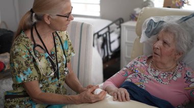 Yaşlı bir kadın, huzurevinde hayati organlarını kontrol eden bir hemşireden hoş bir ziyaret alır..