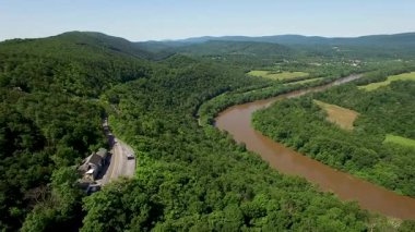 Yükselen Panorama manzarası, Appalachian Dağları, çamurlu Potomac Nehri, ve Hancock, MD.