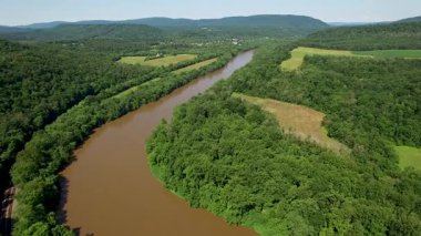 Berkeley Springs 'teki Panorama Overlook' dan Büyük Cacapon ve Hancock 'a doğru çamurlu bir Potomac Nehri' ne hava saldırısı..