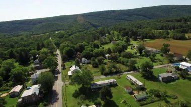 Batı Virginia 'nın Appalachian Dağları' ndaki Büyük Cacapon kırsalındaki Potomac ve Cacapon nehirlerinin kıyısındaki küçük kırsal kasaba üzerindeki hava manzarası..