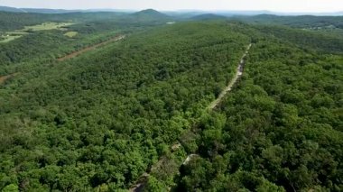Berkeley Springs 'in dışındaki Appalachian Dağları' nda, Potomac nehrinin kıyısındaki WV 'de Hancock' la birlikte, MD 'nin bulunduğu sırtın hızlı bir görüntüsü..