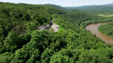 Appalachian Dağları 'nın, çamurlu Potomac Nehri' nin, Great Cacapon 'un, Hancock Tıp Fakültesi' nin Berkeley Springs, WV 'deki Panorama Overlook' ta görüldüğü gibi hızla döndüğü yer..