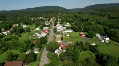 Ana cadde üzerindeki hava manzarası, 9. yol Batı Virginia 'nın Appalachian Dağları' ndaki küçük bir kırsal kasaba olan Büyük Cacapon 'da Potomac ve Cacapon nehirlerinin kıyısında..